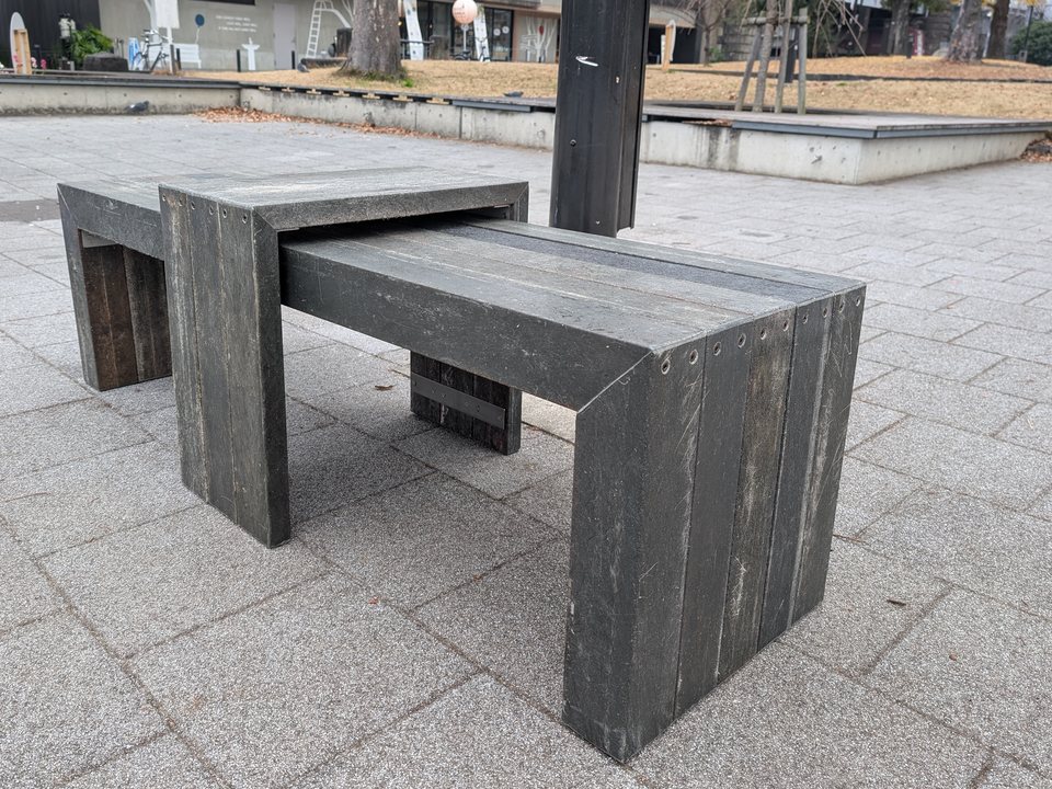 板材で作ったベンチ。2つの台を組み合わせたデザイン