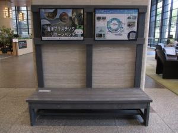 山口県庁のエントランスに置かれたベンチ