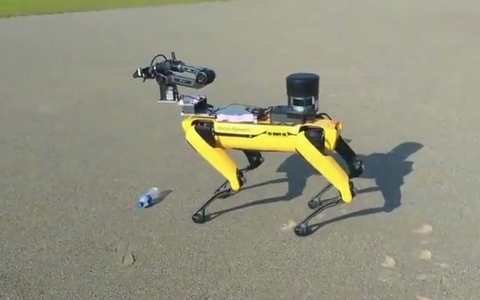 地面のペットボトルを見つけ、近づいていく回収ロボット