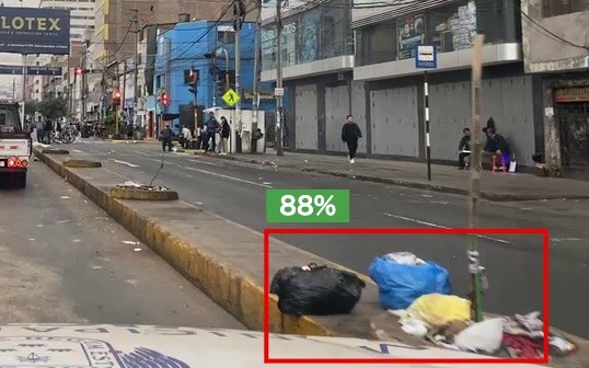 AIが車載スマートフォンの映像から路上のごみを検知し、枠で囲んだ画面