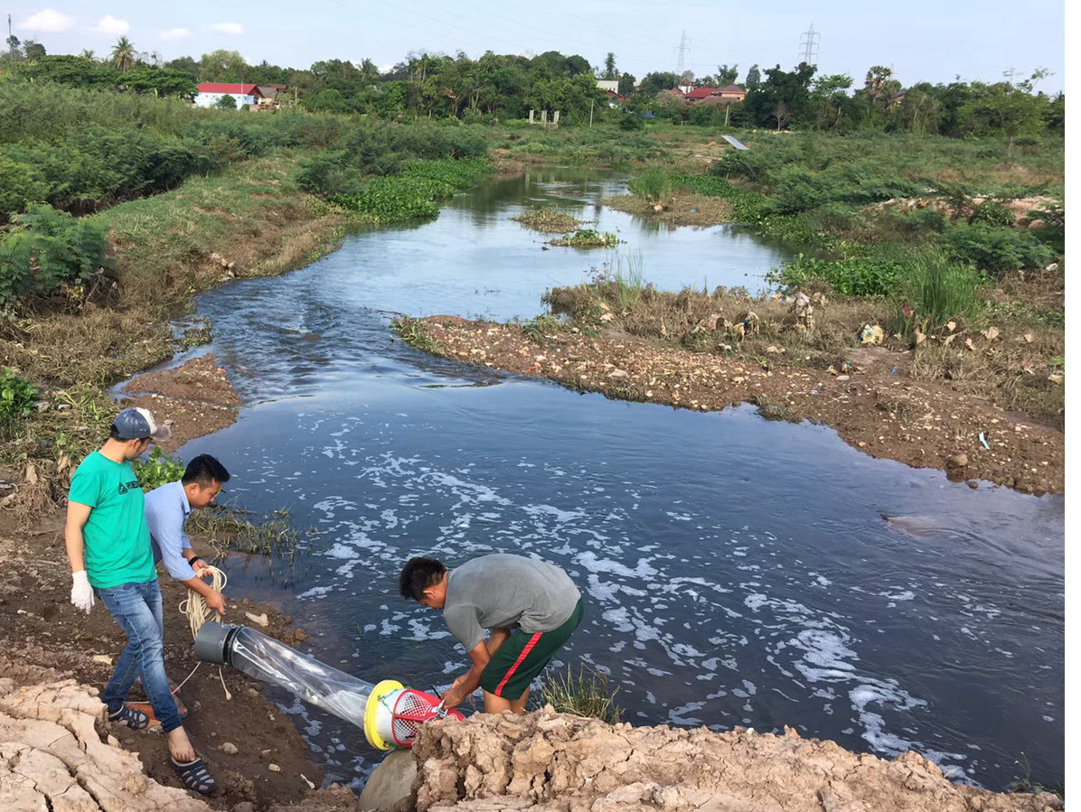 メコン川（タイ・ウボン）におけるマイクロプラスチック採取の様子